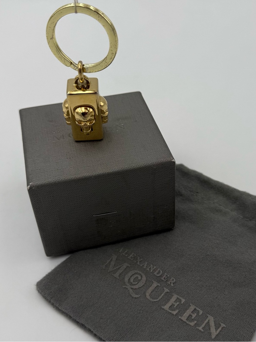 💀McQUEEN London • Unisex Gold Skull Key Ring Bag Charm - Picture 3 of 12